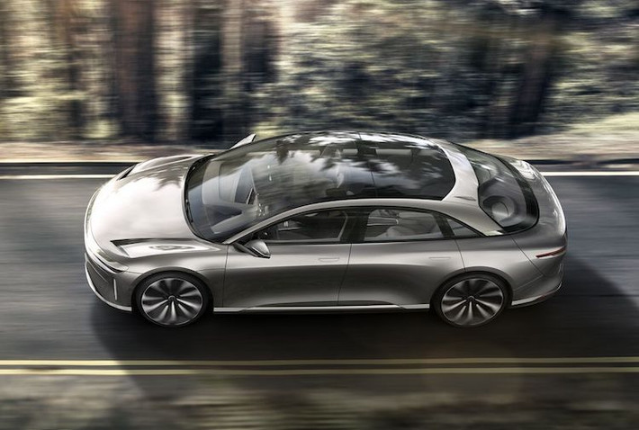Với pin 130 kWh, chiếc xe có thể đi được 643,74 km cho mỗi lần sạc đầy. Giống như đối thủ Tesla Model S P100D, nhờ có 2 mô-tơ điện cực mạnh và mô-men xoắn đạt tức thì nên Lucid Air có khả năng tăng tốc từ 0-100 km/h chỉ trong 2,5 giây.