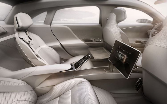 ôtô Lucid Air có tổng cộng 4 chỗ ngồi do sở hữu những chiếc ghế đơn cho hành khách ngồi sau. Nằm giữa 2 ghế ngồi là một bảng điều khiển các chức năng cảm ứng, trong khi những bàn gấp ở hàng ghế sau của chiếc xe cũng đồng thời là các màn hình của hệ thống giải trí khi được mở lên.