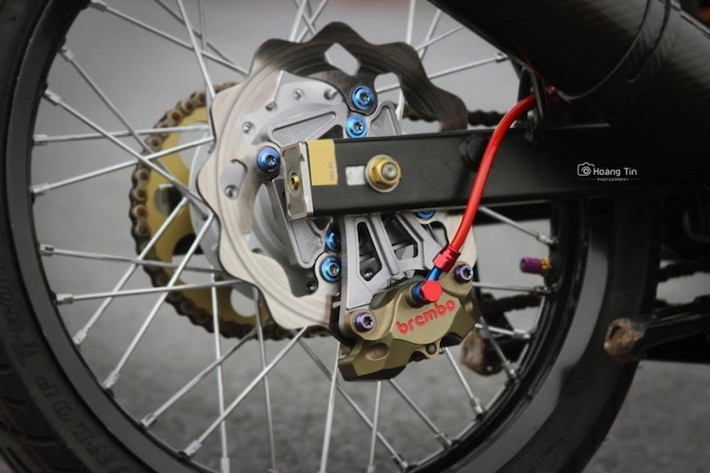 Tương tự như phía trước, bánh sau của xe được trang bị heo Brembo Billet. Tuy nhiên thay vì đĩa Braketech, chiếc xe có phanh đĩa sau của Galfer. Bên cạnh đó, hệ thống giảm xóc sau cũng đã được nâng cấp lên loại Ohlins "hàng hiệu".