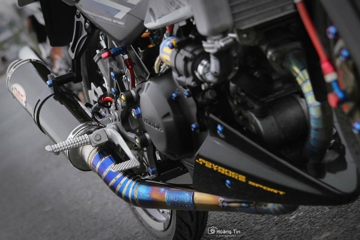 Những phụ tùng nâng cấp được lấy từ Honda Winner 150/Honda Sonic 150R, khiến Sonic 125 nay đã có công suất tương đương với 2 dòng xe này. Khí thải động cơ được dẫn qua cổ pô titan ánh xanh của Firetorch và cây pô DBS với âm thanh uy lực.
