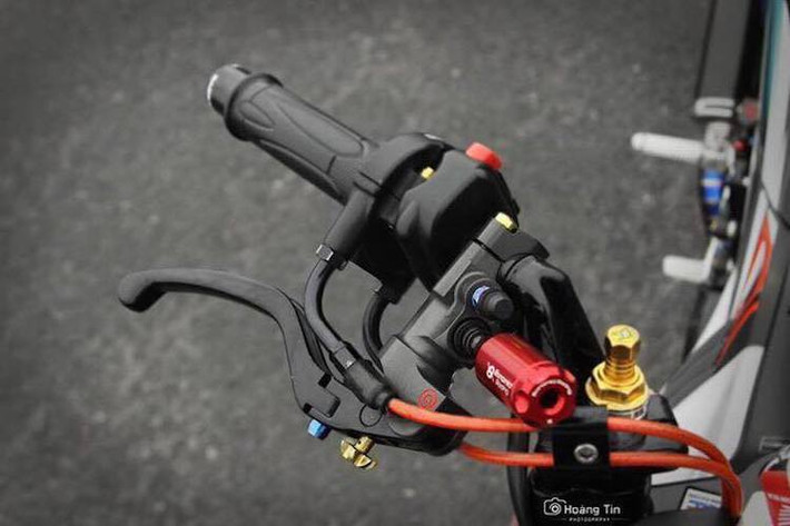Bên tay ga của chiếc xe côn tay cỡ nhỏ này còn "khủng" hơn khi được trang bị cùm phanh Brembo Billet, bình dầu Bonamici siêu gọn, cùm tăng tốc Domino và cặp gù tay lái Barracuda.
