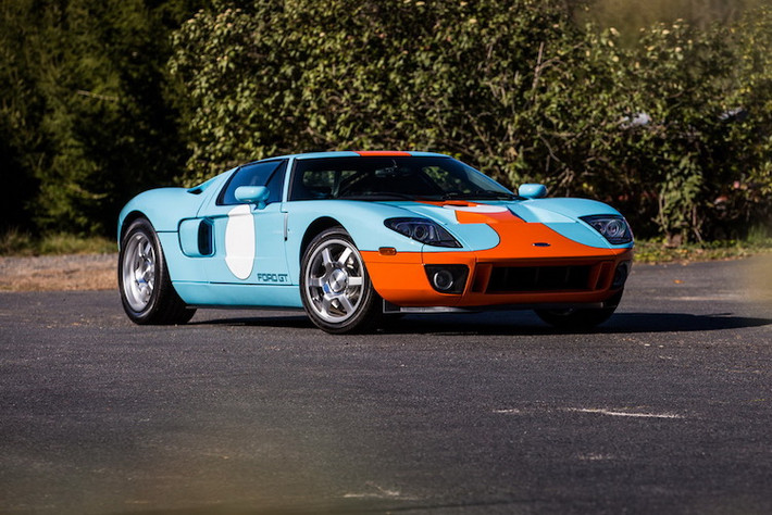 Với sức mạnh này, Ford GT có thể tăng tốc từ 0-100 km/h chỉ trong 3,3 giây, tương đương với nhiều siêu xe hiện đại dù có hộp số sàn chuyển số chậm hơn. Tốc độ tối đa của xe là 330 km/h.