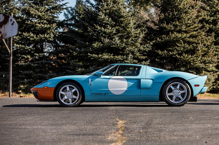 Chiếc Ford GT Heritage Edition này mới chỉ chạy được 2942 km, mới trải qua 1 đời chủ và hiện đang ở trong tình trạng hoàn hảo nhưu mới. Trong tháng tới tại Florida, tại thị trường Mỹ chiếc xe sẽ được đem đấu giá với mức dự đoán lên tới 450.000 USD (tương đương 10,2 tỷ đồng).
