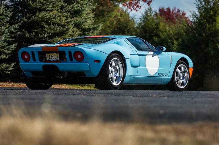 So với các phiên bản thường, Ford GT Heritage Edition chỉ có khác biệt duy nhất đó là màu sơn xanh/cam giống chiếc xe đua GT40 Mk1 trong quá khứ. Phiên bản này chỉ được sản xuất trong duy nhất năm 2006.