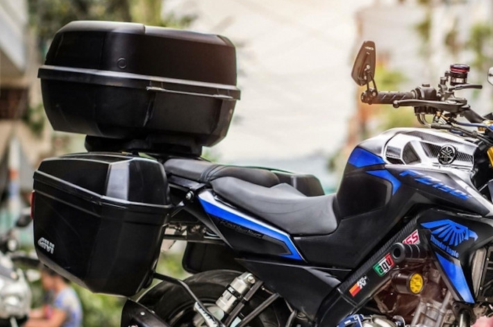 Cùng với bộ thùng Givi ở hai bên và phía sau xe, chiếc naked-bike Yamaha FZ150 đã hoàn toàn "lột xác" thành touring, sẵn sàng cùng chủ nhân chinh phục những cung đường dài.