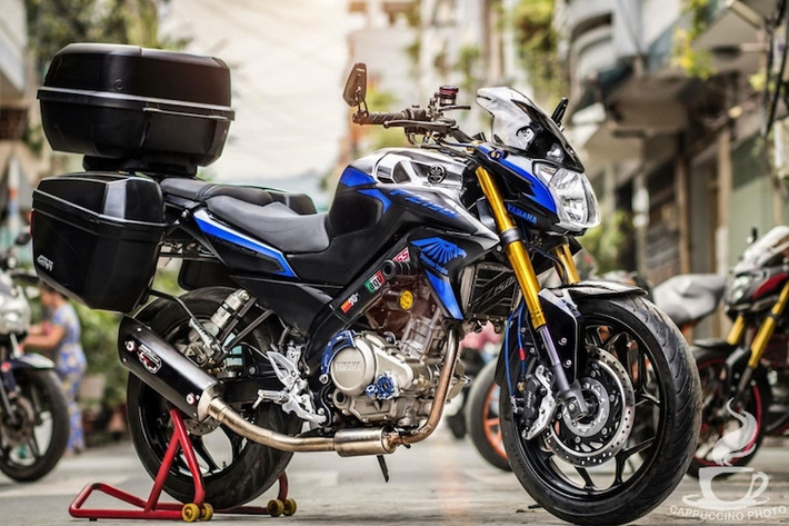 Với mức giá hợp lý và động cơ 150 cc SOHC 4 van 16,4 mã lực khá mạnh mẽ, bền bỉ, chiếc naked-bike Yamaha FZ150i cũ đã được nhiều "dân phượt" lựa chọn để "đi tour". Tuy nhiên để khiến chiếc xe phù hợp với những hành trình xa hơn nữa, một người chơi xe đã trang bị cho FZ150i dàn phụ kiện "hàng hiệu", vốn dành cho các dòng xe touring.