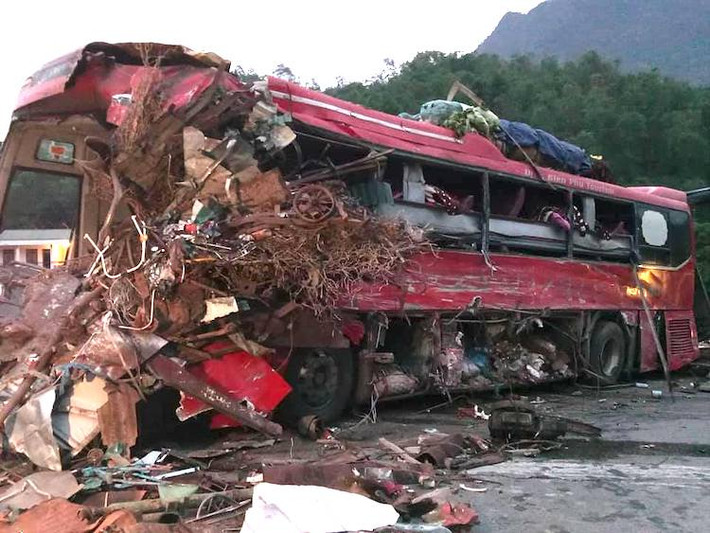 Chủ xe khách là công ty TNHH Long Giang (Điện Biên) cũng là chủ xe khách từng đâm vào đoàn người đưa tang làm 8 người thương vong ở Vĩnh Phúc hồi tháng 3 vừa qua. Điều đáng nói, chính lái xe Hồng (1 trong 3 nạn nhân) đang trong tình trạng bị tước bằng lái.