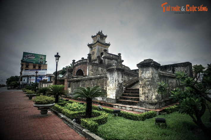 Theo sử sách, vào năm 1631, tổng công trình sư Đào Duy Từ đã chính thức cho binh sĩ và dân phủ khởi công đào đắp hệ thống Lũy Thầy. Công trình hoàn thành sau 3 năm, bắt đầu từ núi Đầu Mâu (nay ở làng Lệ Kỳ, xã Vĩnh Ninh, huyện Quảng Ninh) và kết thúc ở cửa biển Nhật Lệ (Đồng Hới).