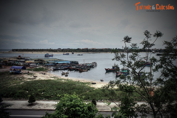 Các nhà nghiên cứu cho rằng, Lũy Thầy hội tụ đầy đủ những yếu tố cực kỳ lợi hại của một phòng tuyến quân sự chắc chắn: Lưng dựa vào dãy Trường Sơn hùng vĩ, giữa lòng là hệ thống sông Nhật Lệ và mặt trước là biển Đông.