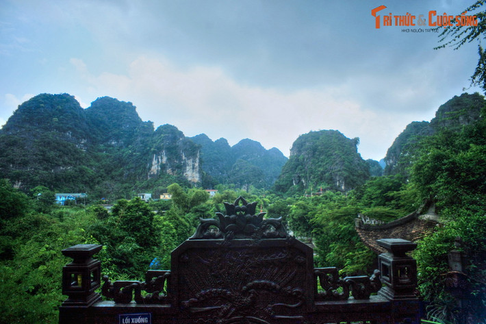 Dùng núi cao làm tường thành, sông sâu làm hào nước, có thể nói, kinh thành Hoa Lư công trình phòng thủ kỳ vĩ và độc đáo hiếm có, không chỉ của Việt Nam mà trên toàn thế giới