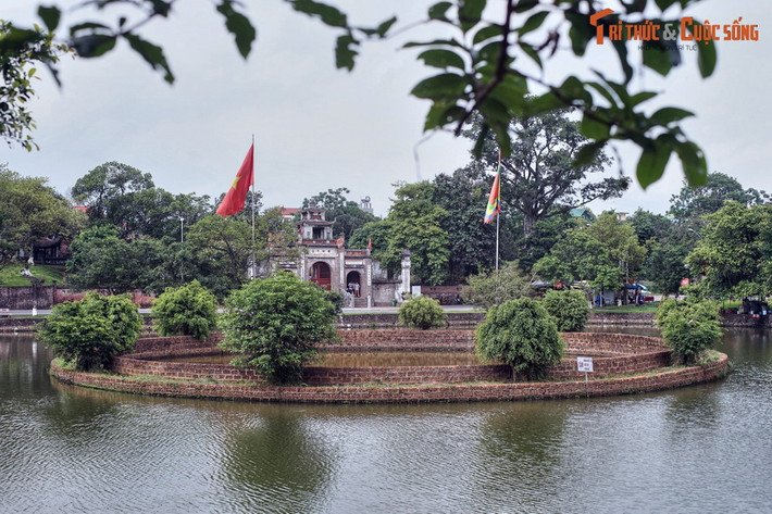 Nằm ở xã Cổ Loa, huyện Đông Anh, TP Hà Nội, thành Cổ Loa được các nhà khảo cổ học đánh giá là "tòa thành cổ nhất, quy mô lớn vào bậc nhất, cấu trúc cũng thuộc loại độc đáo nhất trong lịch sử xây dựng thành lũy của người Việt cổ".