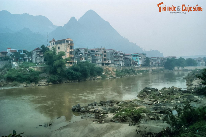 Từ Thăng Long có thể ngược lên các cửa ải vùng Lào Cai, Hà Giang, Cao Bằng, Lạng Sơn, Lai Châu theo thung lũng các sông phương Tây Bắc – Đông Nam hay cánh cung: Thao, Lô, Cầu, Thương và Đà...