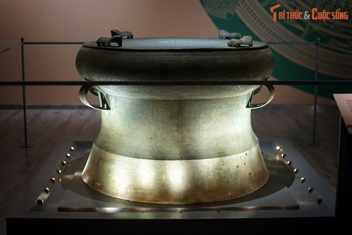 Bảo vật quốc gia - Trống đồng Sao Vàng là hiện vật nổi bật trong trưng bày chuyên đề "Âm vang Đông Sơn". Nền văn hóa Đông Sơn có niên đại khoảng từ thế kỷ 7 TCN đến thế kỷ 1-2 TCN, được biết đến vào năm 1924, khi các nhà khảo cổ học tìm thấy một nhóm đồ đồng cổ tại làng Đông Sơn, nay thuộc phường Hàm Rồng, TP Thanh Hóa.