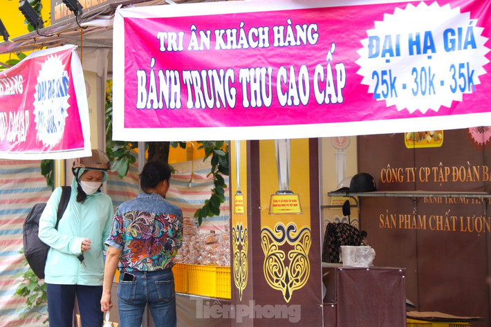 Mặc dù giá giảm "kịch sàn" còn 2/3 giá thành trước lễ nhưng không nhiều người dân mặn mà.