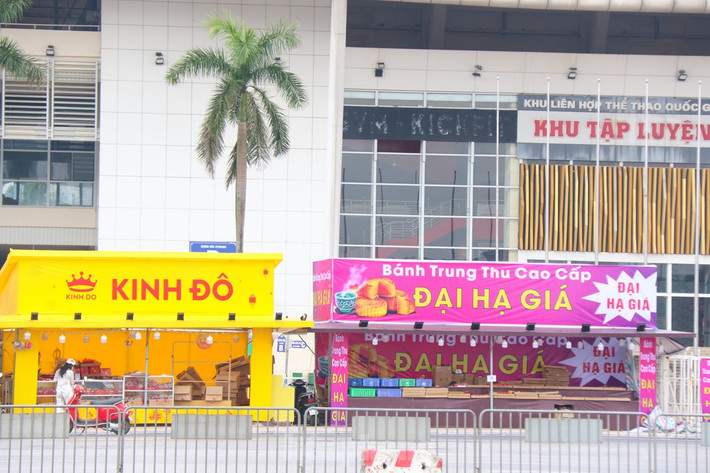 Bánh Trung thu được bày bán cách đây cả tháng nhưng tình trạng “ế ẩm” kéo dài.