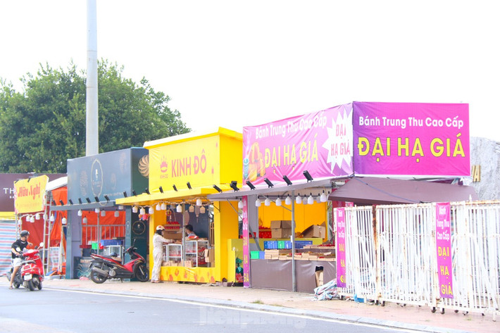Trong dịp Tết Trung thu năm nay, thị trường bánh Trung thu tại Hà Nội khá ảm đạm. Khắp các tuyến đường, từ những cửa hàng lớn đến các quầy bán lẻ, biển giảm giá xuất hiện khắp nơi, nhưng lượng khách mua vẫn rất thưa thớt.