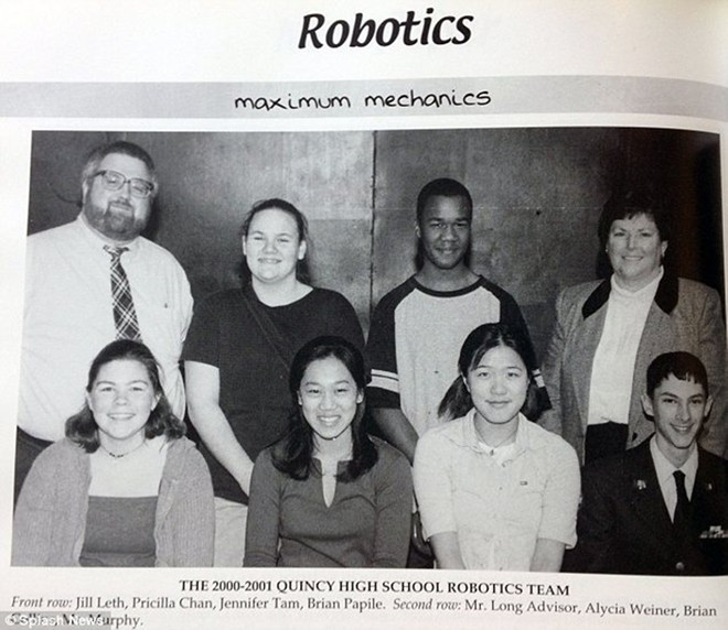 Theo tờ báo địa phương The Patriot Ledger, năm 2003, Chan là thủ khoa của trường trung học Quincy. Tại đây, cô giành được nhiều giải thưởng về khoa học và công nghệ. Trong ảnh: Chan chụp cùng đội sáng tạo robot của trường. Ảnh: Splash News.