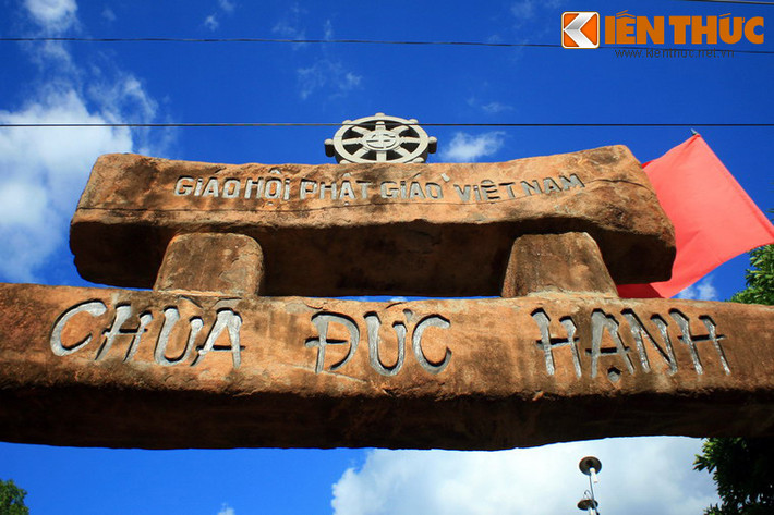 Ở thanh đá nằm ngang trên cùng, mặt trước khắc dòng chữ "Giáo hội Phật giáo Việt Nam", mặt sau khắc dòng chữ "Phật lịch 2552" dài 3m, rộng 0,60m, nặng gần 4 tấn. Thanh đá nằm ngang thứ 2, mặt trước khắc dòng chữ "Chùa Đức Hạnh", mặt sau là dòng chữ "Phước Huệ song tự", dài 5m, rộng 0,60m, nặng gần 8 tấn.