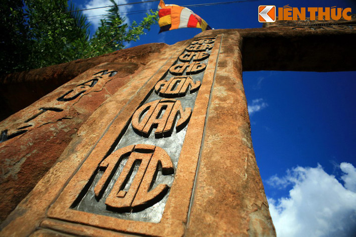 2 thanh đá trụ, mỗi thanh cao 4,7m, rộng 0,80m, nặng trên 7 tấn. Ngoài cổng chính còn có hai cổng phụ, mỗi cổng cao 2,3m, rộng lọt lòng 1,7m, gồm 4 thanh đá trụ, mỗi thanh cao 2,3m, rộng 0,70m, nặng trên 5 tấn. Các thanh đá trụ được khắc câu đối sâu trong đá ở 2 mặt (ngoài và trong).