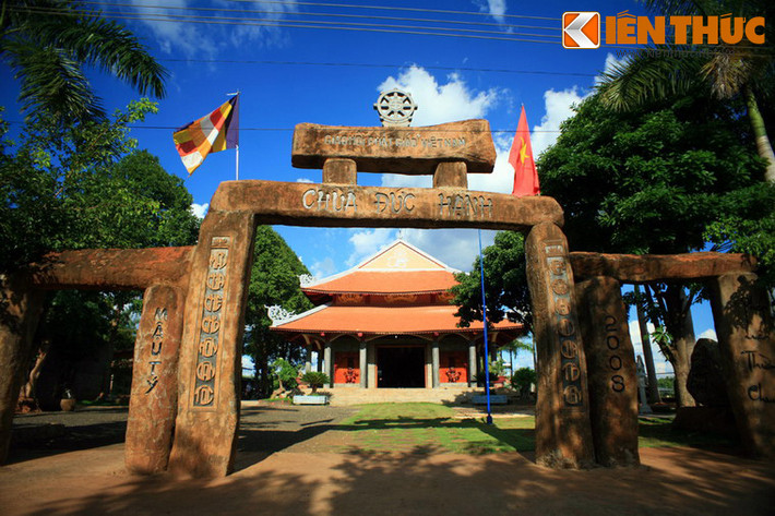 3. Tọa lạc tại thôn Phước Sơn, xã Đức Hạnh, huyện Bù Gia Mập, tỉnh Bình Phước, chùa Đức Hạnh có thể coi là ngôi chùa có cổng tam quan lạ nhất Việt Nam. Cổng tam quan này cao 5m, rộng 10m, kết cấu bằng 8 thanh đá khối được ráp vào nhau bằng mộng, giống như gỗ. Đây đều là loại đá khối tự nhiên nguyên thủy.