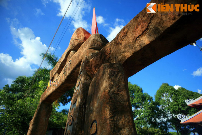 Công trình cổng tam quan bằng đá độc đáo này do nhóm thợ 3 người thực hiện ròng rã trong 4 năm, từ 2008 - 2011. Các thanh đá nguyên khối này do ông Nguyễn Minh Hóa, chủ một hầm đá, cách chùa 2km cúng dường.
