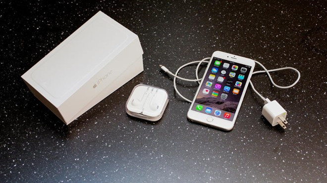iPhone 6 lock (10 triệu đồng). Chưa khi nào giá bán của iPhone 6 rẻ đến vậy. Với khoảng 9,5 triệu đồng, người dùng có thể mua một chiếc iPhone 6 lock (không hộp, không phụ kiện). Thêm 500.000 đồng, các cửa hàng sẽ bán máy fullbox với bộ phụ kiện xịn kèm theo máy. Đáng chú ý hơn, phần lớn những chiếc iPhone 6 khoá mạng Nhật này đều còn bảo hành dài, thậm chí có những chiếc vừa kích hoạt vài ngày, sạc một vài lần. Việc đã có thể jailbreak hệ điều hành iOS 8.4 giúp người dùng dễ dàng khắc phục hàng loạt lỗi thường gặp trên iPhone khoá mạng.