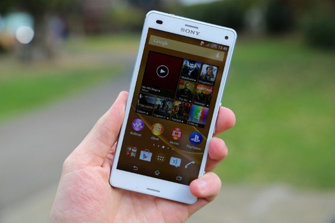Sony Xperia Z3 Compact (6,5 triệu đồng). Z3 Compact là một trong những smartphone cao cấp có dáng nhỏ gọn nhất hiện nay. So với máy chính hãng, bản Z3 Compact xách tay Nhật có giá chỉ bằng 1/2. Người dùng có cơ hội trải nghiệm toàn bộ tính năng của mẫu Z3 cao cấp trên một chiếc máy vừa vặn hơn. Trong khi đó, thời lượng pin của Z3 Compact vẫn khủng không kém gì đàn anh.