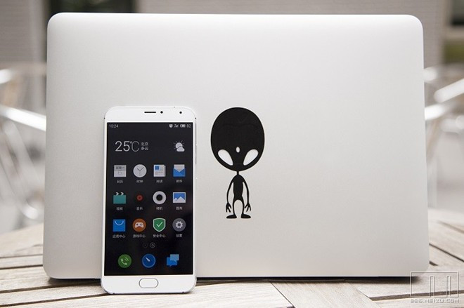 Meizu MX5 (7,6 triệu đồng). Nằm ở nhóm smartphone cao cấp nhưng MX5 chỉ có giá bán tầm trung. Giống một số mẫu smartphone mới nổi từ Trung Quốc, MX5 sở hữu cấu hình mạnh mẽ với màn hình 5,5 inch Quad HD, chip MediaTek tốc độ 2,2 GHz kèm camera 20 megapixel. Flyme OS của Meizu có nhiều điểm độc đáo với khả năng tuỳ biến cao, hoạt động mượt mà. Thiết bị này về nước cách đây chưa lâu.