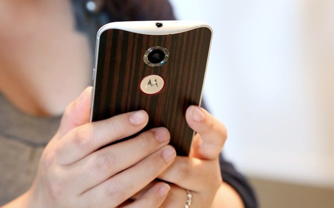 Motorola Moto X 2014 (7 triệu đồng). Nếu muốn tìm một sản phẩm Android độc đáo, ít đụng hàng, Moto X 2014 có thể là lựa chọn sáng giá. Bất chấp việc Moto X 2015 sắp ra mắt, mức giá chỉ 7 triệu đồng cho Moto X 2014 vẫn là một món hời. Model này có cấu hình không quá cao nhưng chạy mượt nhờ giao diện đơn giản (gần giống Android gốc). Máy có màn hình cỡ 5,2 inch vừa vặn. Người dùng cũng có thể lựa chọn các bản vỏ da hoặc vỏ tre để tạo ra khác biệt cho chiếc smartphone của mình.