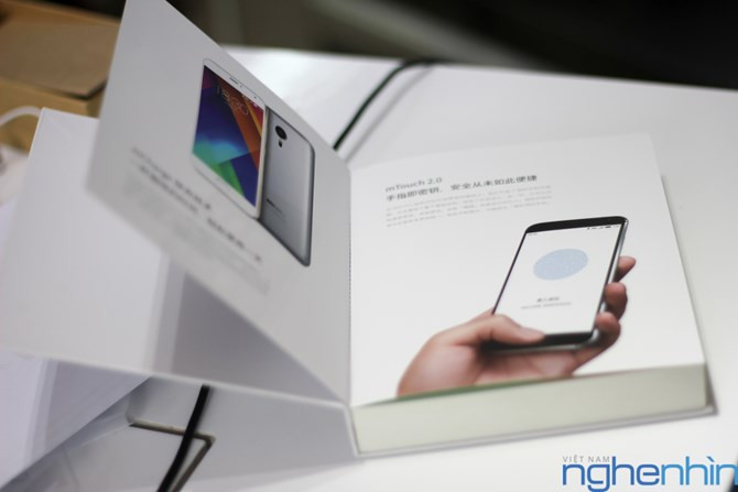 Những trang sách đầu tiên của "cuốn MX5" là hình ảnh và phần giới thiệu những tính năng nổi bật của sản phẩm.