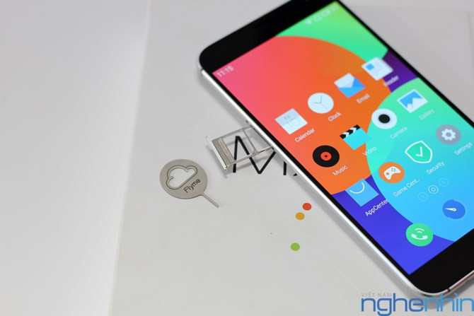 Meizu MX5 hỗ trợ 2 sim được bố trí cùng một chỗ.