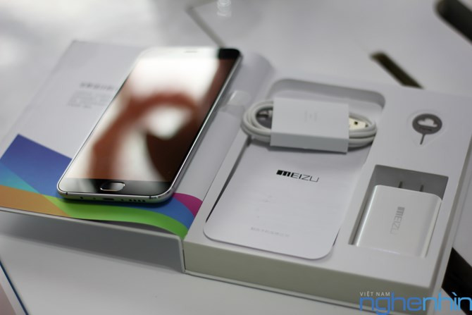 Phụ kiện MX5 gồm sạc, cáp, khe chọc sim và sách hướng dẫn nhưng không có tai nghe.