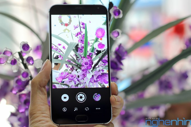 Máy tích hợp đèn flash kép Dual-tone, hỗ trợ quay video 4K và video dạng quay chậm Slow-motion tốc độ 100 khung hình mỗi giây.