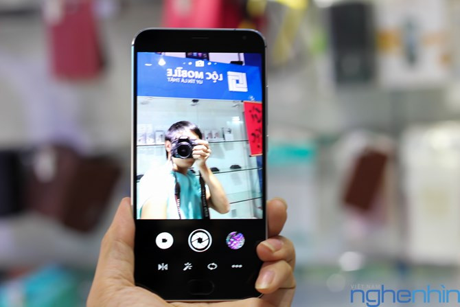 Camera trước có độ phân giải 5 megapixel và khẩu độ ống kính f/2.0.