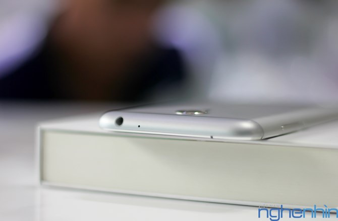 Cạnh trên là jack tai nghe 3,5 mm và mic.
