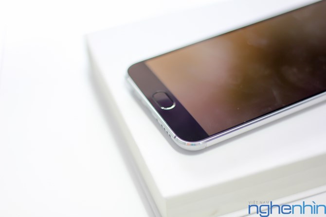 Một trong những tính năng nổi bật của MX5 là phím Home tích hợp cảm biến vân tay (giống iPhone 6 Plus) nhưng hình elip và đây đồng thời cũng là phím back (trở lại).