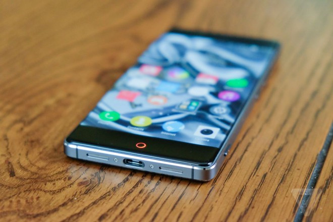 Nhìn cạnh dưới, người dùng dễ dàng liên tưởng đến chiếc iPhone 4 từ Apple, từ cách bố trí dải loa ngoài, cho đến cổng kết nối USB.