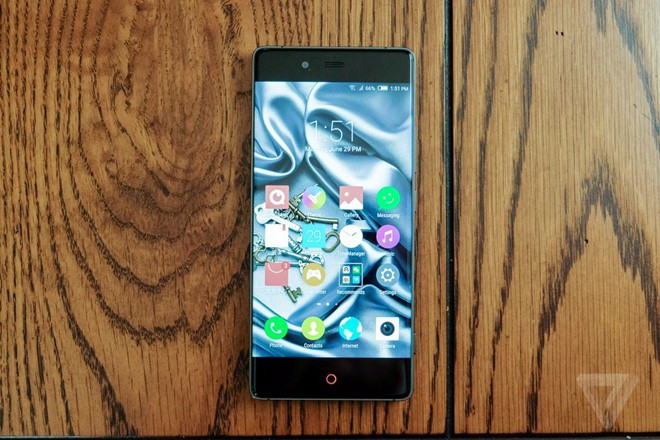Nubia Z9 gây ấn tượng mạnh với màn ra mắt hoành tráng hồi tháng 5 tại Bắc Kinh, Trung Quốc. Không chỉ có viền màn hình siêu mỏng, ZTE còn giới thiệu cách tương tác hoàn toàn mới giữa người dùng với smartphone bằng các cử chỉ. Chẳng hạn, người dùng có thể chạm khung viền 2 lần để chụp ảnh màn hình, vuốt dọc thân để khóa, mở màn hình, điều chỉnh độ sáng hay mở nhanh camera. Tính năng này có tên gọi FIT.