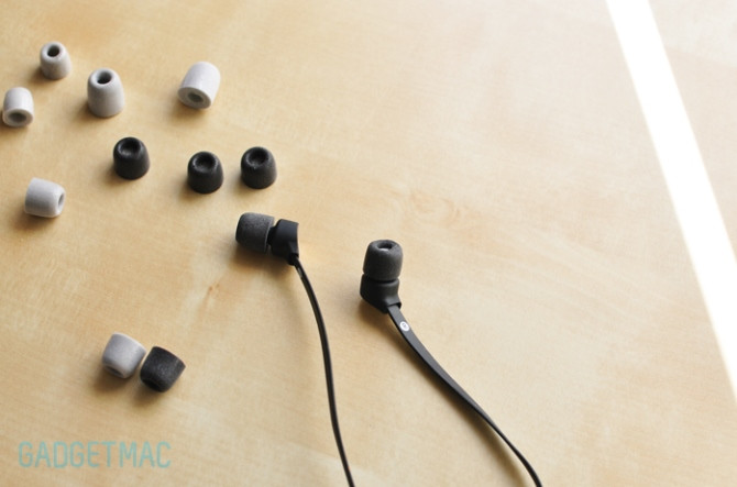 5. Thay tip và trang bị thêm earhook cho tai nghe in-ear. Khác với tai nghe cỡ lớn, tai nghe in-ear không hỗ trợ nhiều các loại mod để làm tăng mức độ thoải mái. Song, một số lựa chọn đơn giản cũng sẽ giúp có trải nghiệm in-ear hợp lý hơn. Đầu tiên, hãy cân nhắc tới các loại tip (đầu tai nghe) in-ear bằng bọt biển (foam). Các loại foam tip rất mềm so với tip cao su thông thường và bởi vậy sẽ giảm thiểu cảm giác cộm tai do in-ear gây ra. Điểm yếu của foam tip là chúng có thời gian sử dụng không lâu (chỉ vài tháng) và do đó sẽ làm gia tăng đáng kể chi phí của người dùng.