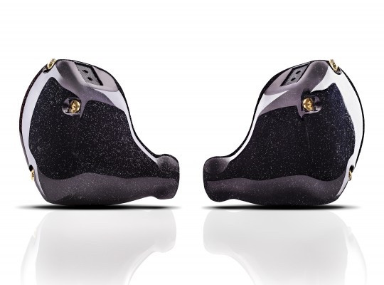 Noble Kaiser 10 - Giá tham khảo: 37 triệu đồng. Đây là chiếc tai nghe in-ear dẫn đầu thị trường hiện nay về giá bán. Nó có hình thù độc đáo và là sản phẩm đỉnh cao của nhà thiết kế The Wizard, kỹ sư trưởng của hãng. Chiếc Kaiser 10 đặc biệt vì có đến 10 driver ở mỗi bên tai nghe, giúp bao quát mọi giải âm thanh, tăng chi tiết. Chiếc tai nghe monitor (làm mẫu để tham chiếu với tai nghe khác) này được làm thủ công với kiểu dáng bên ngoài hết sức đặc trưng của Kaiser, rất khó nhầm lẫn với tai nghe hãng khác. Cũng như nhiều tai nghe cao cấp khác, người mua phải đặt hàng trước nhiều tháng để hãng hoàn thiện sản phẩm trước khi giao hàng.