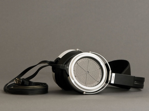 Stax SR009 - Giá tham khảo: 90 triệu đồng. Stax có thể được xem như là huyền thoại của nền Audio Châu Á và đỉnh cao là SR009. Tại Việt Nam, đây là tai nghe đắt nhất hiện nay. Stax SR009 có earpad được làm thủ công từ da cừu thật, cho cảm giác đeo thoải mái, không gây ngứa tai khi nghe lâu; dây cáp làm từ đồng nguyên chất phủ bạc, tập hợp từ nhiều sợi dây nhỏ khác nhau nhằm gia tăng sự chắc chắn và tăng hiệu quả truyền tín hiệu; giắc cắm được mạ vàng để đảm bảo chất lượng âm thanh tối đa. Ngoài ra, lớp vỏ ngoài của tai nghe được làm từ nhôm, giúp tai nghe đẹp, sang trọng nhưng vẫn bền bỉ. Đặc biệt, Stax SR009 sử dụng màng loa tĩnh điện (electrostatic) – một công nghệ chế tạo khá hiếm - mỏng hơn cả một sợi tóc nên có khả năng tạo ra những âm thanh chi tiết ở nhiều giải tần khác nhau. Stax SR009 là một huyền thoại, thế nhưng để đánh được những tai nghe của Stax, ta cần phải có những headphone amplifier dành riêng cho tai nghe tĩnh điện.