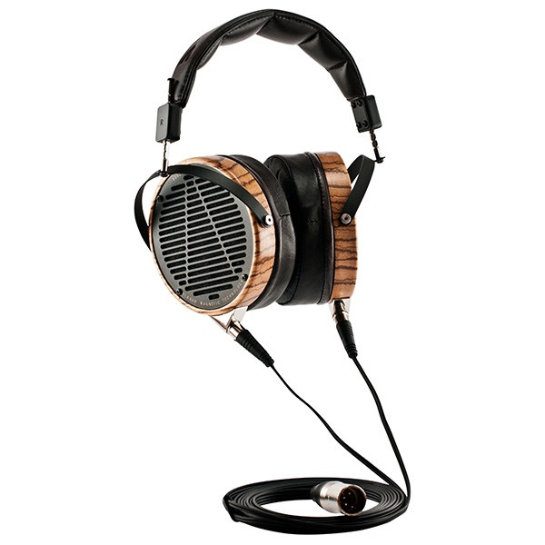 Audeze LCD-3 - Giá tham khảo: 43 triệu đồng. Kế thừa sự nổi tiếng của dòng LCD-2, chiếc tai nghe cao cấp Audeze LCD-3 có màng loa từ tính phẳng được thiết kế lại để mỏng hơn và hiệu quả âm thanh cao hơn. Chiếc tai nghe có khả năng trình diễn âm thanh sống động, âm trường rộng và bao quát. Ngoài ra, thiết kế của Audeze LCD-3 cũng xứng tầm một chiếc tai nghe hi-end khi ear cup của nó được làm thủ công từ gỗ Zebrano, ear pad làm từ da cừu. Miếng da cừu cao cấp này cũng được chế tạo thủ công sao cho vừa vặn với đa số tai nghe, và lại đảm bảo cho được âm thanh tốt nhất. Hãng Mỹ tự hào tuyên bố những chiếc tai nghe hi-end của hãng là những tai nghe tốt nhất thế giới.