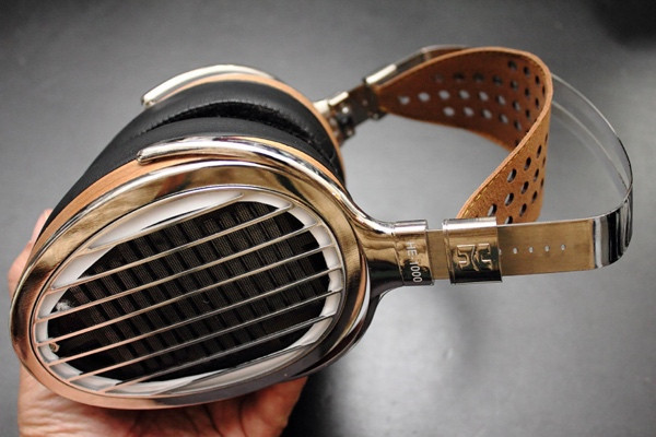 HifiMan HE-1000 - Giá tham khảo: 68 triệu đồng. Chiếc tai nghe cao cấp này dùng màng loa từ tính phẳng (planar magnetic), cho âm thanh trung thực và tách bạch nhất có thể. Theo nhà sản xuất, màng loa này mỏng 0,001 mm; nếu bạn nhìn màng loa này theo chiều dày của nó thì thậm chí bạn không thể nhìn thấy bằng mắt thường. Nhìn bề ngoài của HifiMan HE-1000 thì không tín đồ âm thanh nào có thể ngó lơ, chiếc tai nghe có thiết kế cổ điển và quá đẹp, với tai nghe được làm từ kim loại, gỗ, da, còn khung tai nghe là thép không gỉ; phần khung tiếp xúc với đầu người nghe cũng được làm từ da cừu rất đẹp. Phần lưng tai nghe được làm dạng open-ear, mô phỏng các khung cửa sổ, nhằm bảo vệ driver và giảm thiểu hiện tượng dội ngược âm thanh trở lại màng loa.