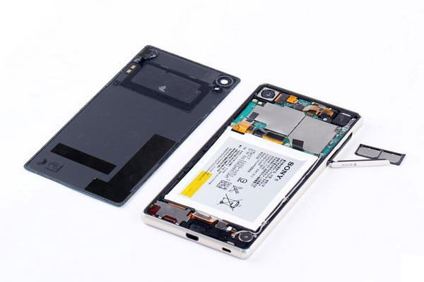 Trước tiên tháo khay sim nano, khe cắm thẻ nhớ micro SD (đây là một rào cản khi tháo rời các bo mạch chủ).