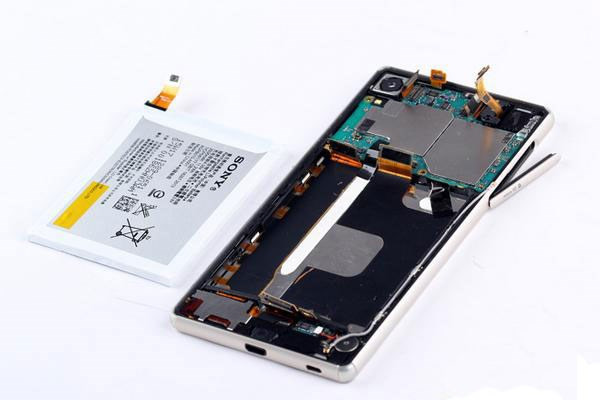 Tháo cục pin 2390mAh khá dễ dàng.