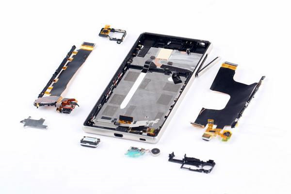 Tiếp tục xuống dưới là các thành phần như chân sạc, cảm biến, động cơ rung và loa ngoài.