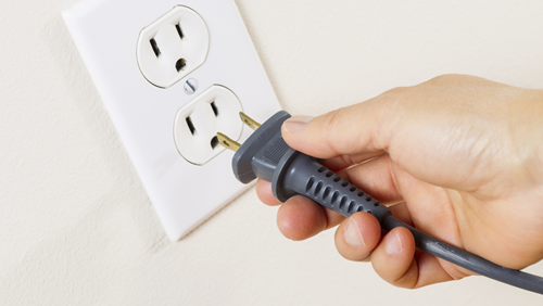 Gắn trực tiếp vào nguồn điện. Luôn cắm máy tính của bạn vào bộ ổn áp vì chỉ cần một pha tăng hay giảm điện áp bất thường cũng có thể làm hỏng bộ nguồn của máy hay thậm chí hỏng cả bo mạch chủ cũng như các thành phần khác. Ngoài ra, những trường hợp như đột ngột cúp điện rồi sau đó có điện lại cũng gây ra tình trạng cháy nguồn hay hư máy do chập điện. Đối với người dùng thường xuyên làm những công việc quan trọng thì việc trang bị thêm bộ lưu điện UPS (uninterruptible power supply) cũng là một yếu tố cần cân nhắc, tránh trường hợp bị mất thông tin quan trọng do mất điện đột xuất khi đang làm việc.