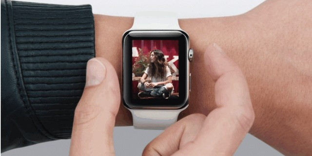 Apple Watch 2. Mặc dù những chiếc Apple Watch thế hệ đầu tiên mới chỉ xuất hiện trên thị trường vào tháng 4, nhưng đã xuất hiện những thông tin cho thấy, Apple đã và đang lên kế hoạch cho Apple Watch 2 có thể trình làng vào tháng 9 tới. Theo đó, Apple Watch 2 sẽ sở hữu thiết kế tương tự như người tiền nhiệm của mình, nhưng sẽ được nâng cấp với một camera có thể thưc hiện video FaceTime, hỗ trợ Wi-Fi tốt hơn, cho phép gửi đi trực tiếp các tin nhắn văn bản, email hay cập nhật dữ liệu thời tiết.
