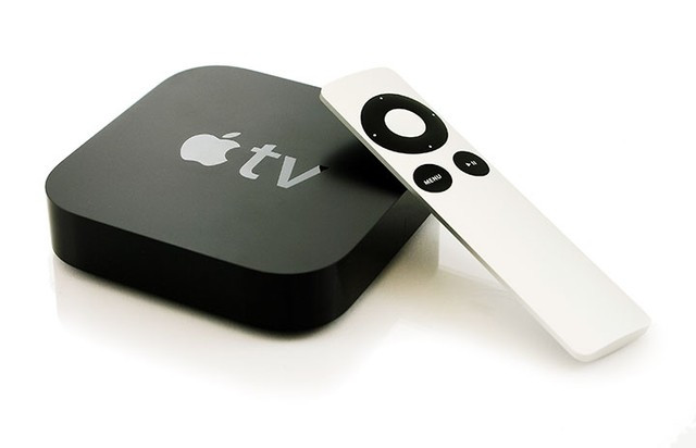 Apple TV mới. Theo thông tin mới đây, Apple đang chuẩn bị làm mới dòng sản phẩm set-top box Apple TV trong nỗ lực đem tới những trải nghiệm cho người dùng khi xem TV. Ngoài việc làm mới cấu hình máy, Apple sẽ nâng cấp hệ điều hành sẵn có, đồng thời cho phép người dùng điều khiển trợ lý ảo Siri qua giọng nói, kho ứng dụng riêng, tương thích với các thiết bị gia dụng có trang bị bộ ứng dụng HomeKit. Đặc biệt, Apple sẽ làm lại điều khiển Apple TV: đẹp hơn, thanh thoát hơn và có touchpad.