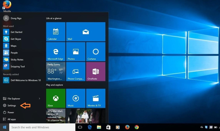 Để quay trở lại với Windows 7 từ Windows 10, bạn vào trình đơn Start Menu với biểu tượng ô cửa số nằm ở góc trái bên dưới màn hình và chọn vào mục Settings.
